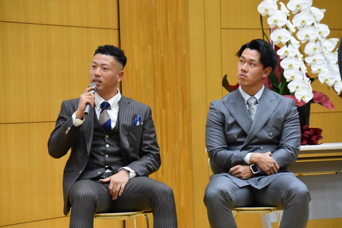 質問する松本投手（左）と岩井投手