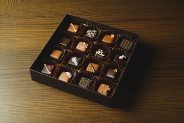 バレンタインに向け、海老名のチョコレート工房が 地元素材を使用した16種のボンボンショコラを発売