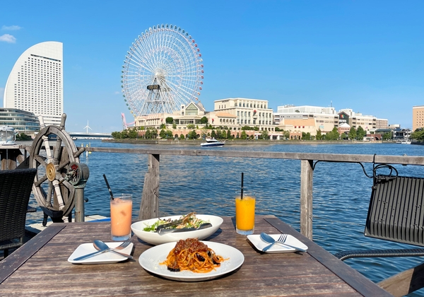 みなとみらいの景色と海を一望してお食事