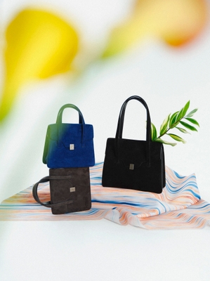 バッグ“Miyuki”　(小)52,800円(tax in)、(大)60,500円(tax in)