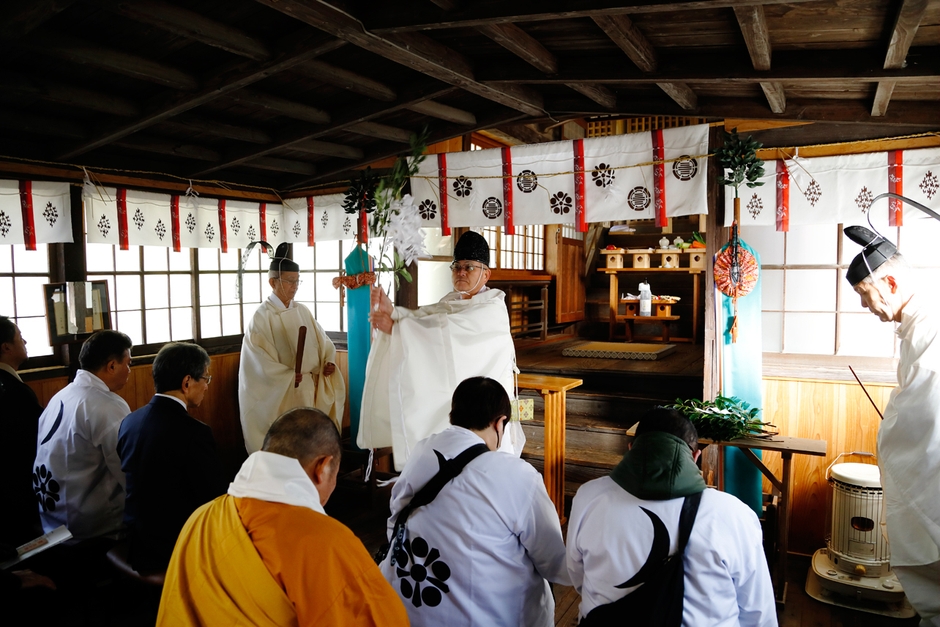 神殿での神事の様子。