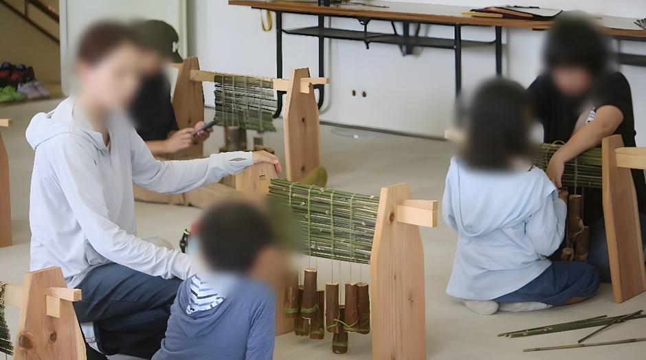 こちらの道具でフレームを編んでいきます(過去開催の様子)