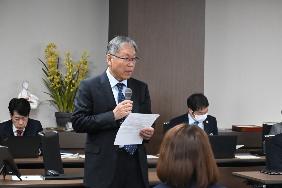 お祝いの言葉を述べる野口学長