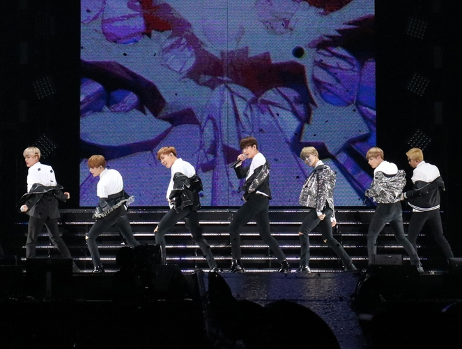 「2016 BTS LIVE＜花様年華 on stage:epilogue＞ ～Japan Edition～」©2016 BigHit Entertainment/PONY CANYON INC.