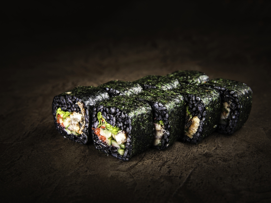 麻炭ご飯のカリフォルニアロール