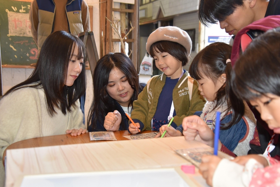塗り絵を楽しむ子どもたち