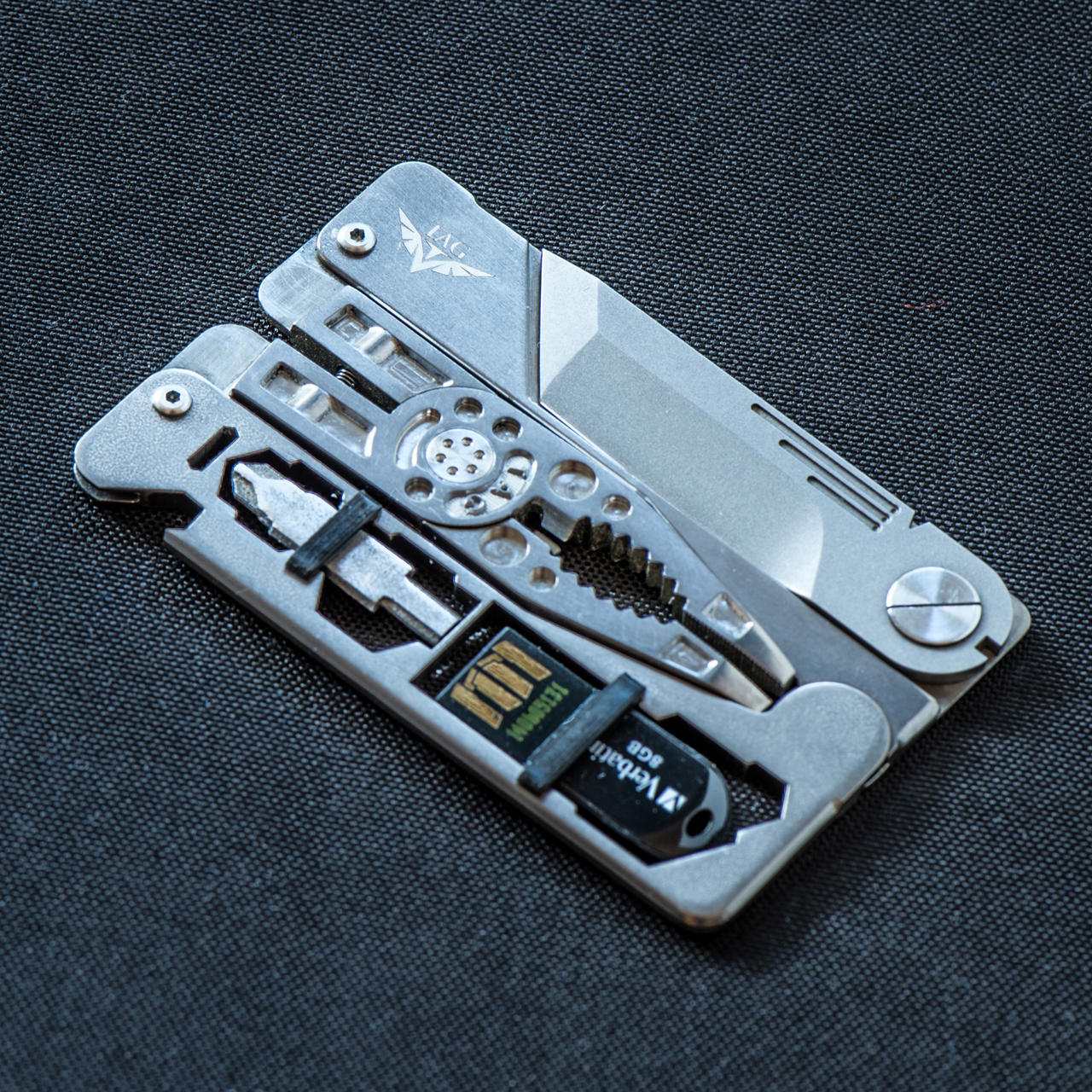 超小型・超軽量！クレジットカードサイズの チタン製マルチツール、3月