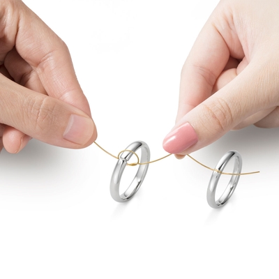 写真:『Vows Ring(バウズリング)』シリーズの例、結婚指輪『Junshi MUSUBI -純糸結び-』。ふたりの指輪を一本の“純金糸”で結び合うセレモニーが人気。