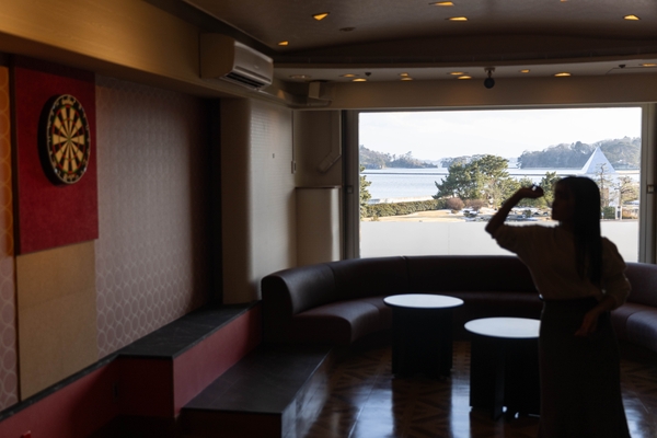 海の見えるダーツルーム