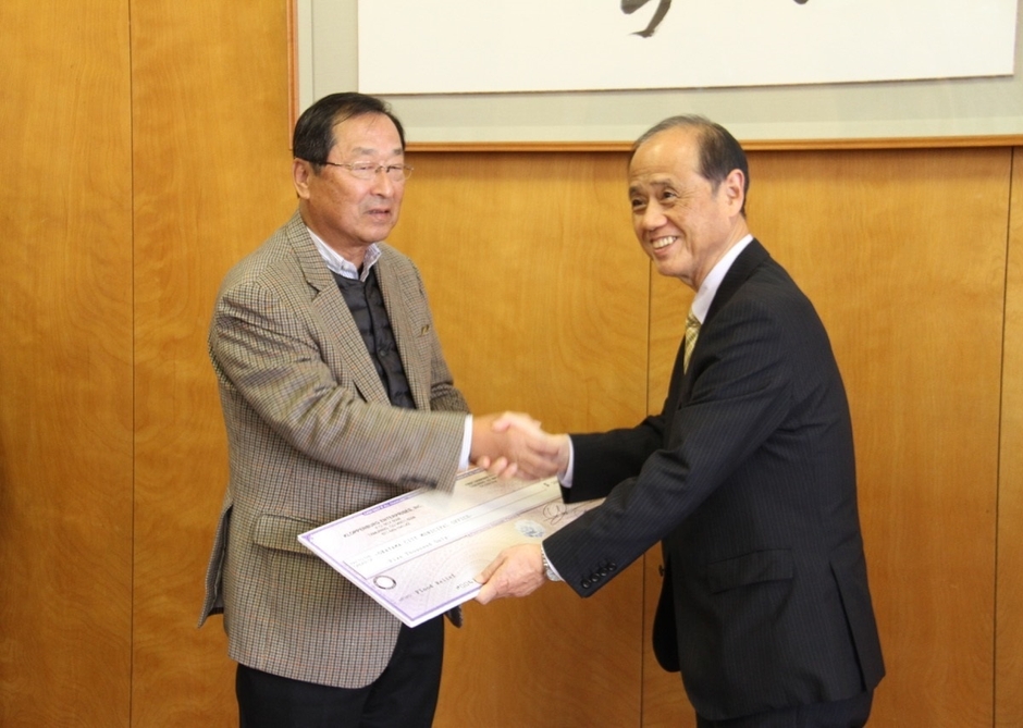 岡山市長 大森雅夫氏に義援金を渡すクロペンバーグエンタープライズの鳥越氏