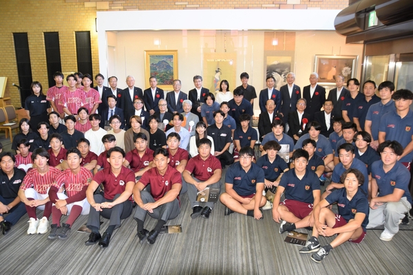 学生たちも交えて記念撮影