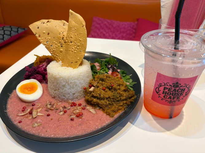 ピンクカレーとピンクレモネード