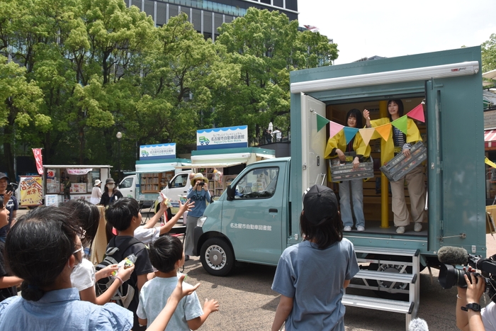 新車両導入で菓子まきも実施