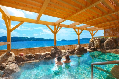「大江戸温泉物語 南紀串本(和歌山県)」の露天風呂。開放的な雰囲気を楽しみながら気兼ねないご滞在を。