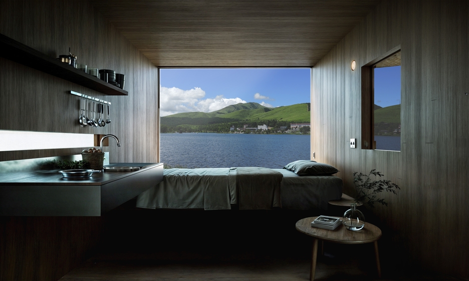 窓から見える白樺湖と山々(イメージ)