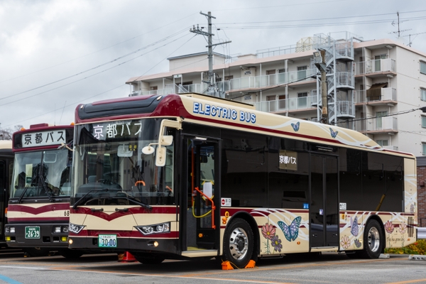 ▲京都バス オオムラサキ号