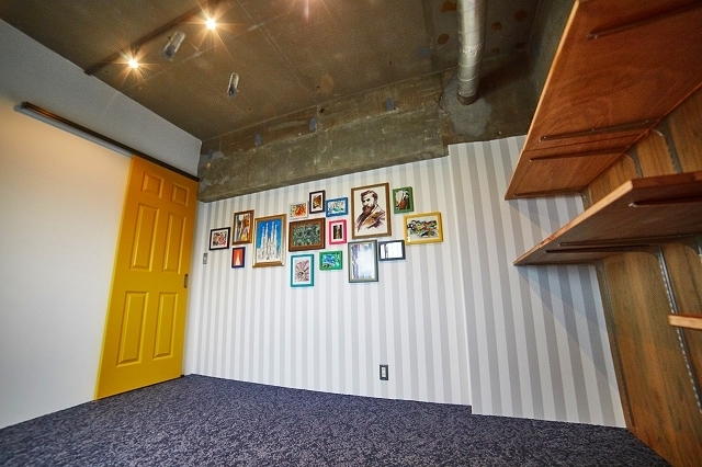 額装された山本氏直筆スケッチが16点並ぶ。額縁までもが壁画というコンセプトから壁に完全固定されています。