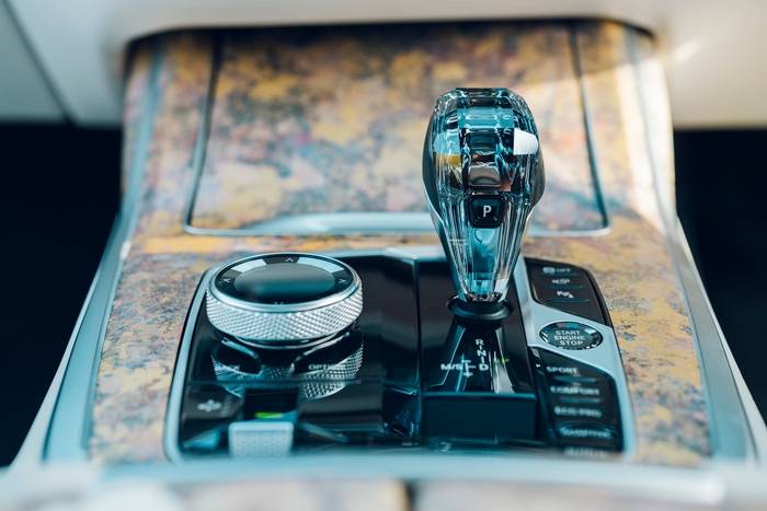 「五色金重ね」(ごしききんがさね)の手法を用いたトリム