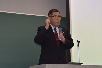 来賓あいさつをする小原学長