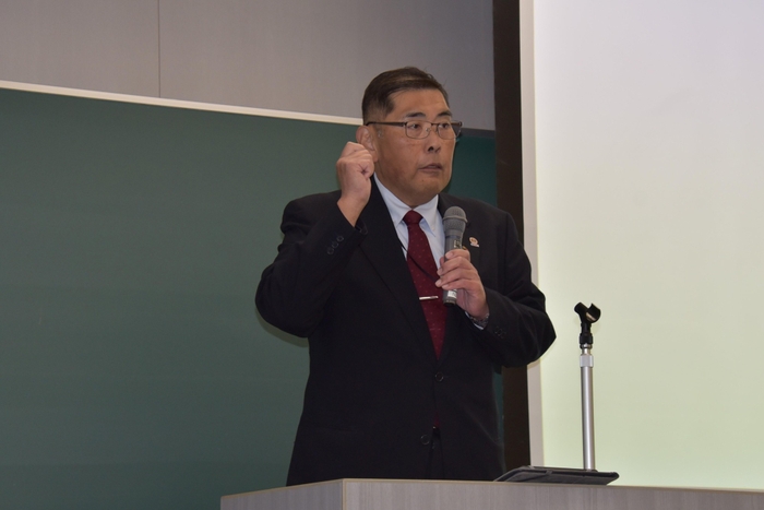 来賓あいさつをする小原学長