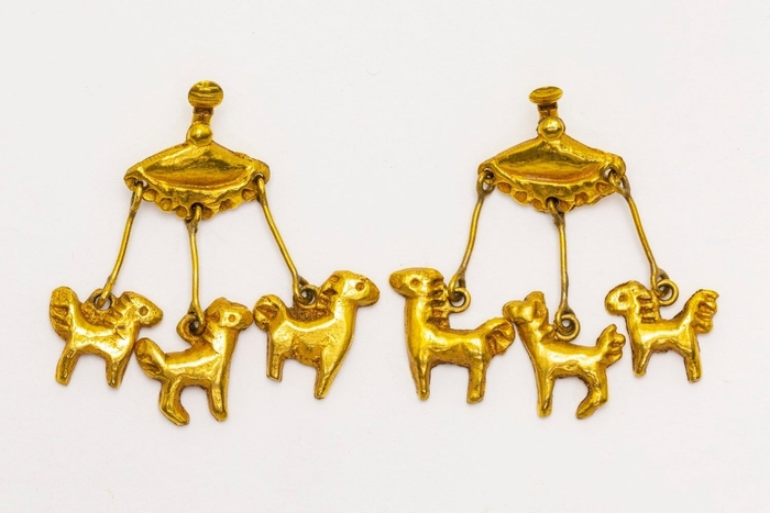 リーン・ヴォートラン《イヤリング「サーカスのメリーゴーランド」》デザイン・制作:リーン・ヴォートラン、1945年頃、金色ブロンズ、個人蔵