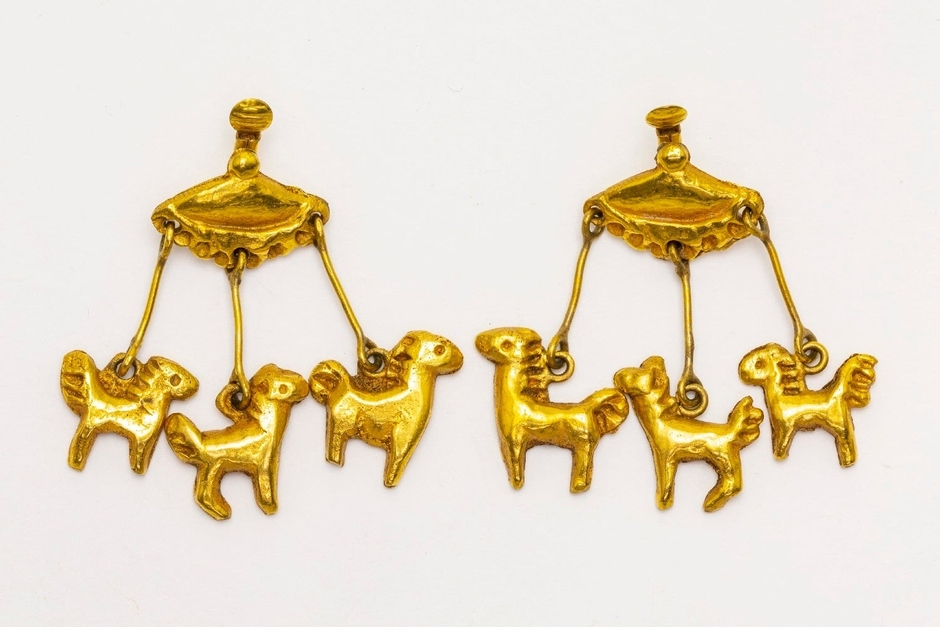 リーン・ヴォートラン《イヤリング「サーカスのメリーゴーランド」》デザイン・制作:リーン・ヴォートラン、1945年頃、金色ブロンズ、個人蔵