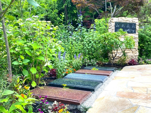 山北庭苑 活鱍鱍の里（かっぱっぱのさと）モニュメントがあるフラットな区画