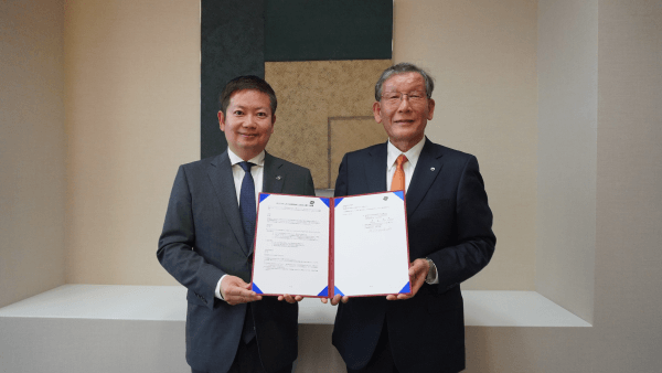 2024年11月6日に行われた基本合意書(MOU)締結式にて BSIジャパン 代表取締役社長 漆原 将樹、NTTアーバンソリューションズ 代表取締役社長 辻上 広志