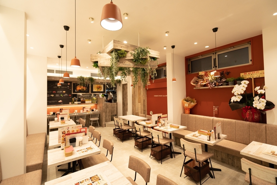 白を基調にした明るい店内・30席