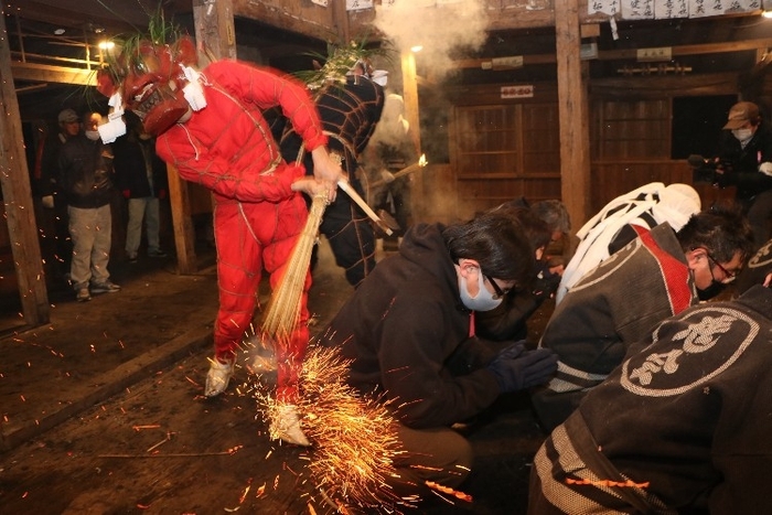 大分県国東半島に伝わる神仏習合の奇祭「修正鬼会」（鬼たちによる御加持）