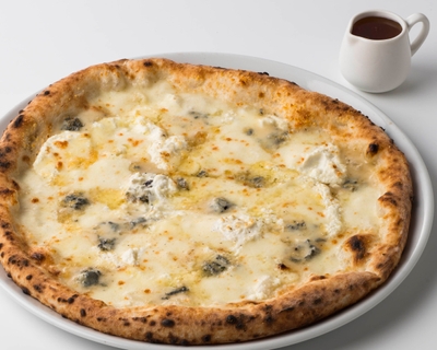4種のチーズのピッツァ ~イタリア産BIOのハチミツ付き~
