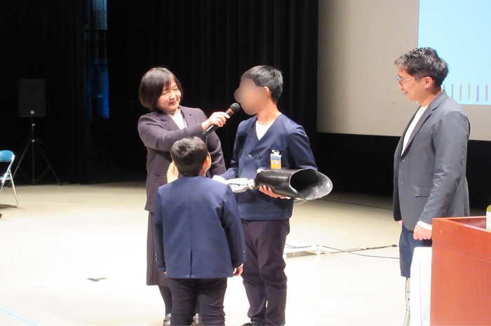 義足の重さ体験の様子