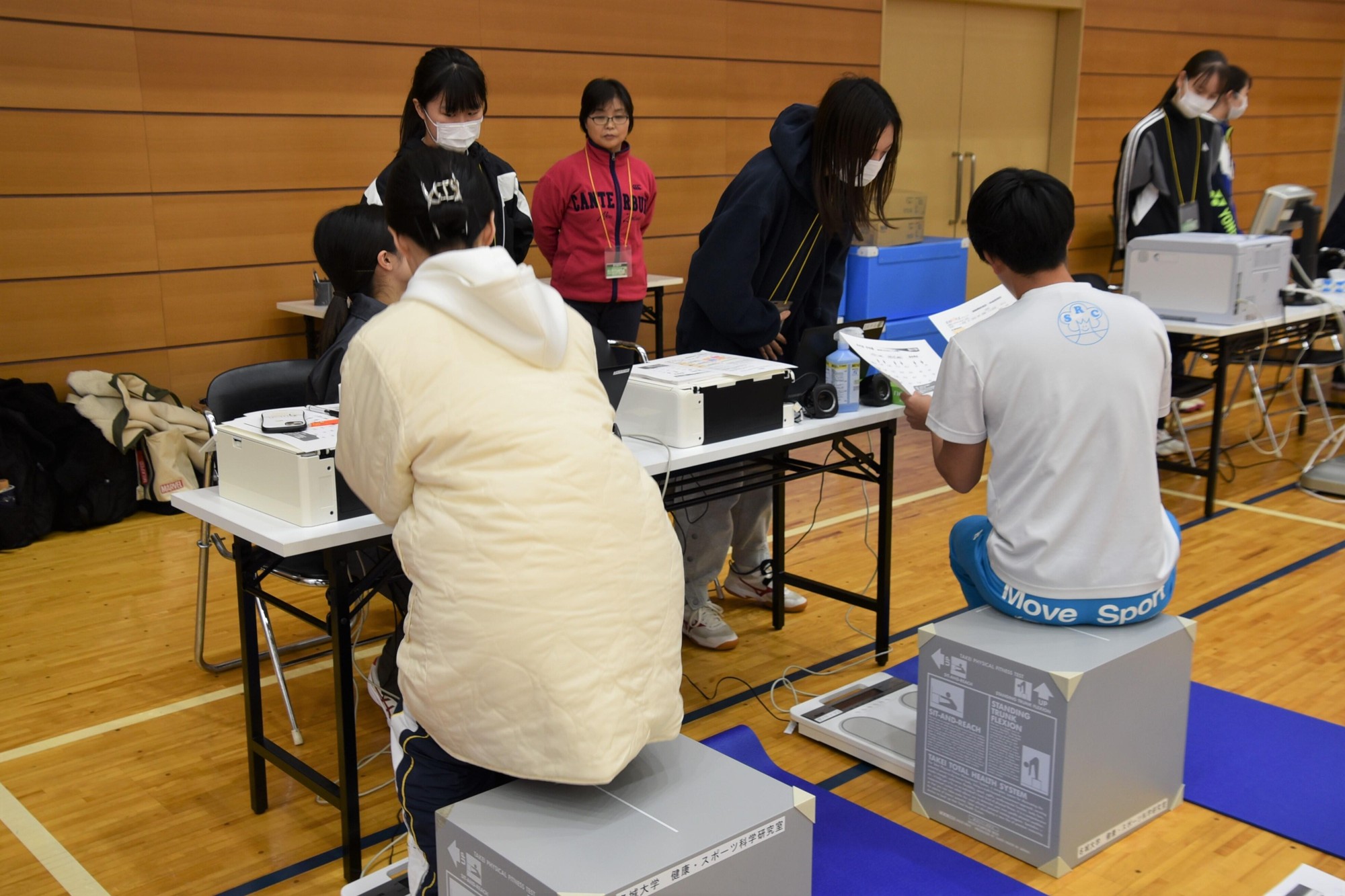 運動機能の測定を担当する学生たち