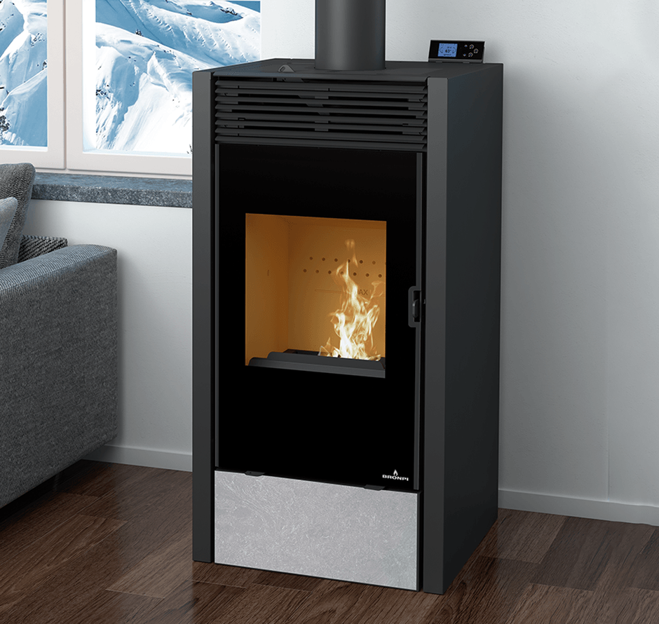 薪とペレット兼用。サイズ:H1175×W561×D566mm、薪の長さ:40cm、定格出力11kW