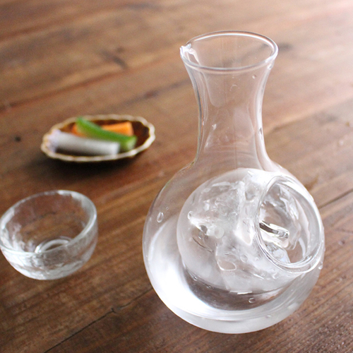 「ガラス徳利 Ice」価格：690円／容量：220ml（1合）／ポケットに氷を入れれば、冷酒を薄めず楽しめます。