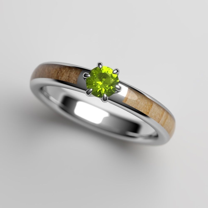 誕生木の婚約指輪(エンゲージリング) 4月の誕生木「ヤマザクラ」(奥)と12月の誕生木「モミ」(手前)を1つのデザインにまとめ、8月の誕生石「ペリドット」を留めたベターハーフバージョンの例