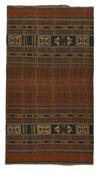 Photo.01 腰衣(婚資)レンバタ島ラマレラ村 1,330×740mm 木綿/絣/藍・茜 1980年頃 *マンタの文様が入っている