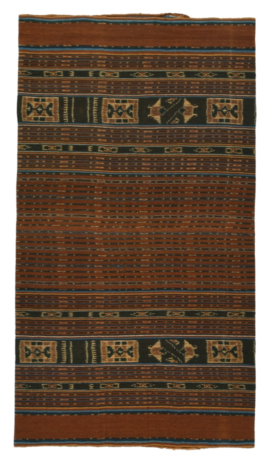 Photo.01 腰衣(婚資)レンバタ島ラマレラ村 1,330×740mm　木綿／絣／藍・茜　1980年頃 ＊マンタの文様が入っている