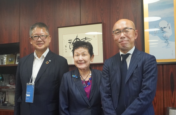 (左から) スフィーダ世田谷FC代表 稲田能彦氏、 昭和女子大学 理事長・総長 坂東眞理子、 サミット株式会社 代表取締役社長 服部哲也氏