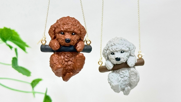 新色のチョコ（左）とシルバー