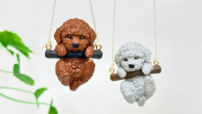 ブランコにつかまる犬にシルバー色、チョコ色が新たに登場。 カプセルトイ「ぶらぶらりーず　ゆれるトイプーたち」新発売