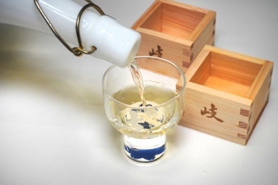 白磁ボトルから注がれる「岐 まろやか熟成(Gi Aged)」の芳醇な香りが広がります