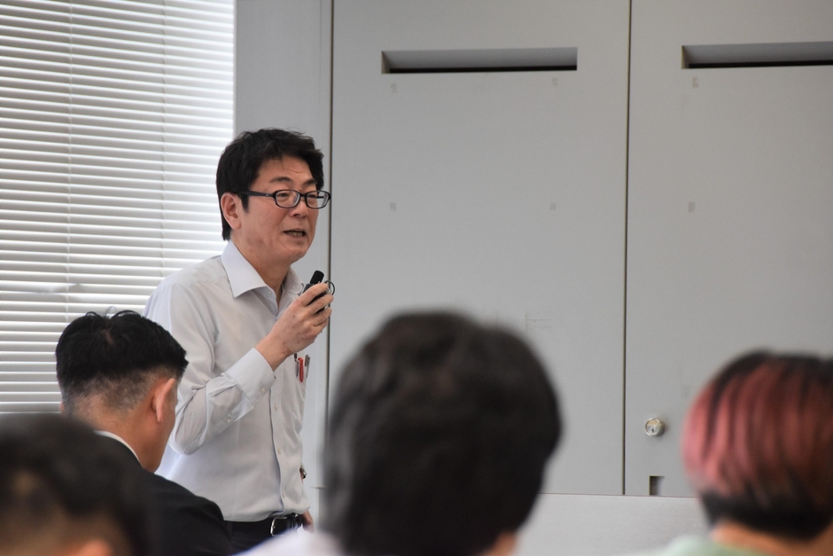 講義を担当する経済学部の壷内慎二教授