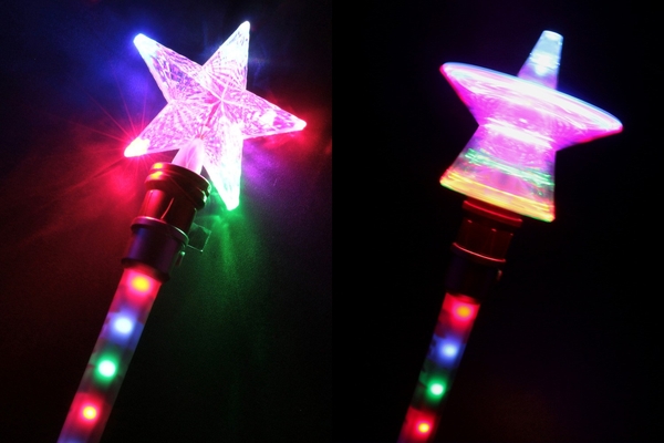 「光るくるくるお星さまスティック」 価格：1,000円 星が光りながら回るおもちゃです。