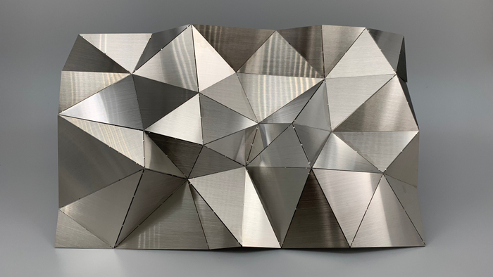 立体形状の金属加工（平面で加工し、折り曲げて成形）