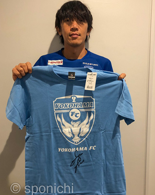 送料無料（沖縄は1000円) 横浜FC 中村俊輔 直筆サイン入りＴシャツ