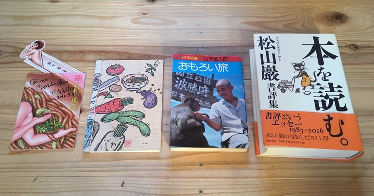 印刷のコストだけで考えれば当然左の本がお安く→右の本に移るにつれ高くなって行きます。