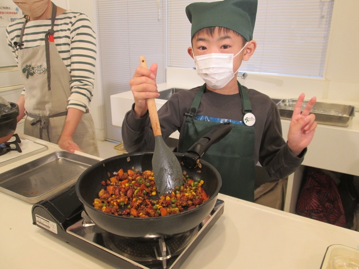 じっくり炒めて甘味を出します。