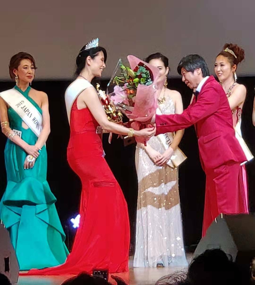 総合グランプリ花束贈呈