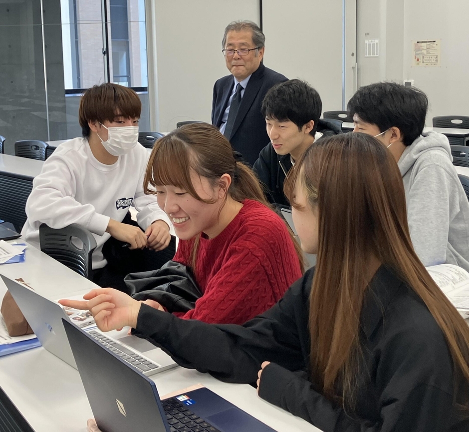 各グループの議論を見守る大野栄治教授